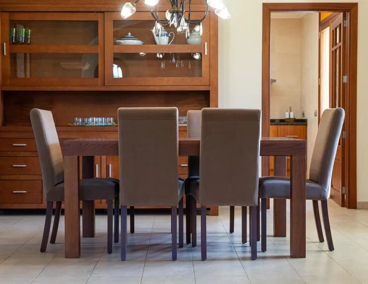 Comedor con mesa de madera maciza y seis sillas tapizadas en gris