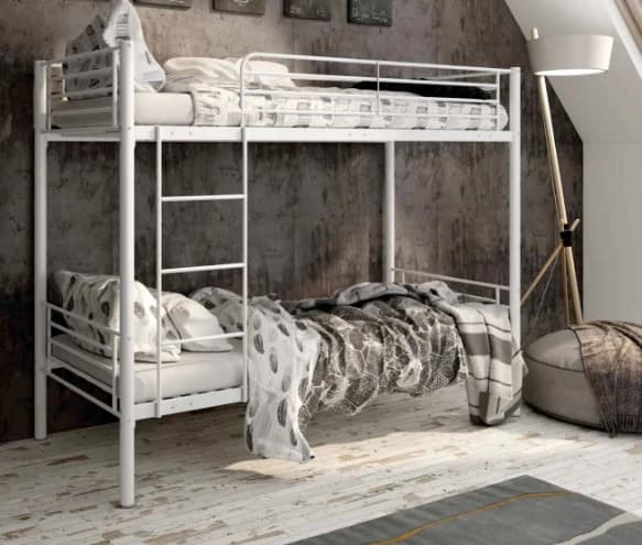 Litera metálica blanca con ropa de cama